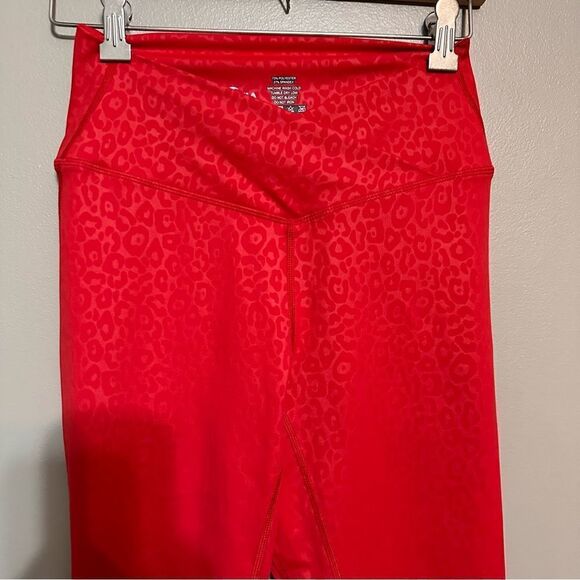 ZYia Red Leopard Scrunch Butt Leggings size 8-10 - Picture 5 of 7